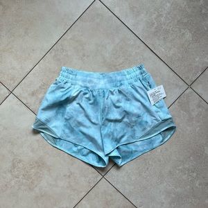 Lululemon Hotty Hot Short 4" in Diamond Dye White Sheer Blue Silver Blue Size 6